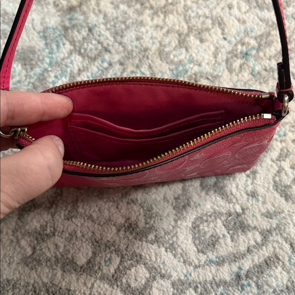 Coach • Corner Zip Wristlet Signature Leather in Pink - Picture 3 of 5